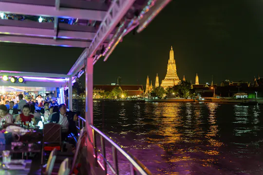 „Smile“-Dinner-Bootsfahrt auf dem Fluss mit Live-Shows und Transfers