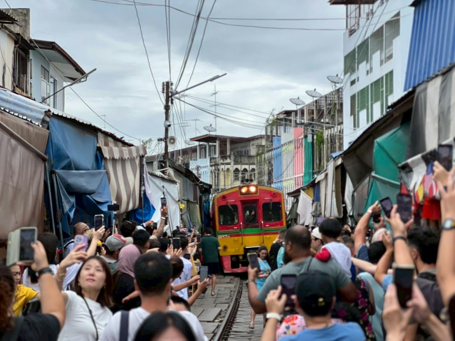 Damnoen Saduak and Maeklong Railway Market tour with private transport