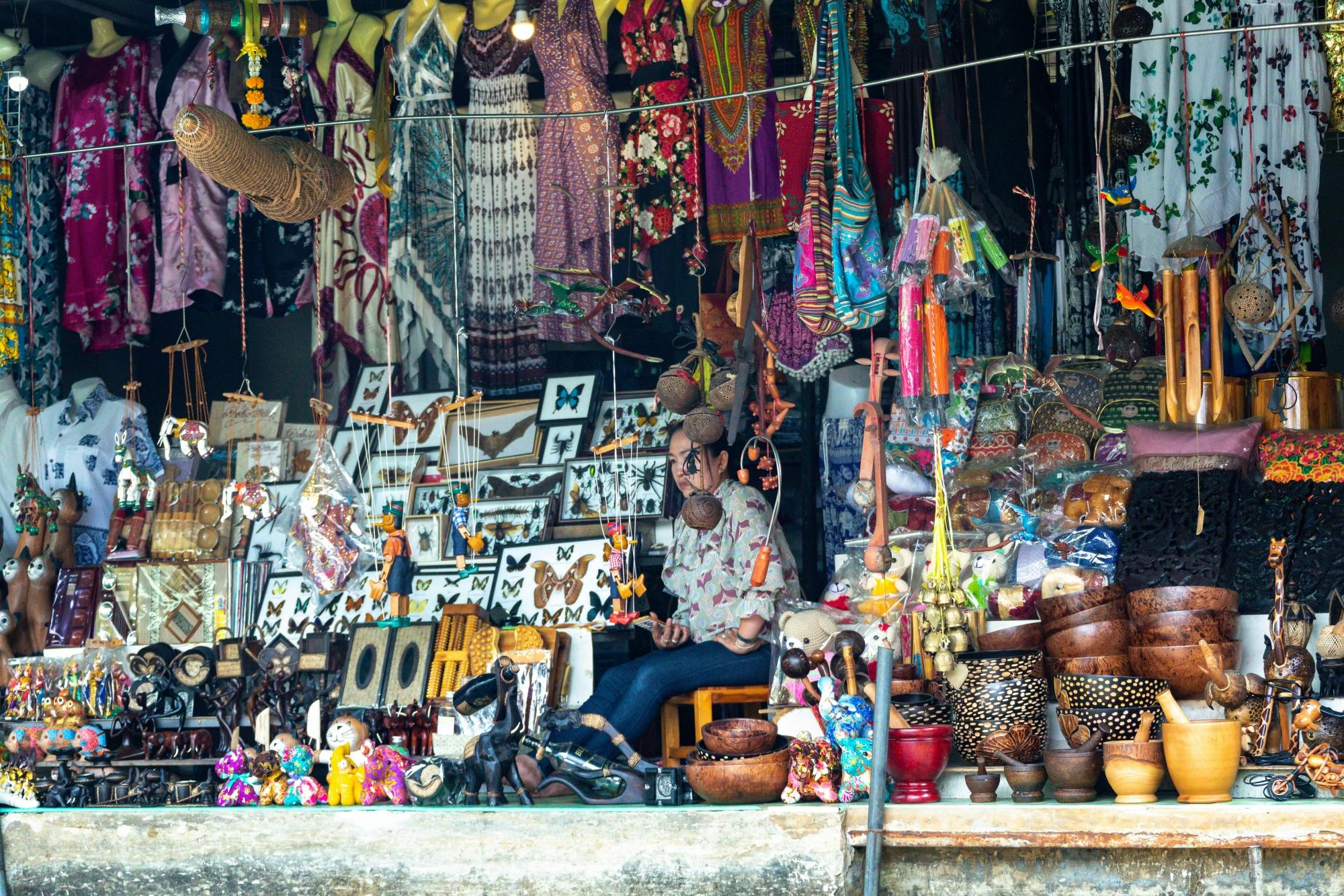 Damnoen Saduak Floating & Maeklong Railway Markets Tour