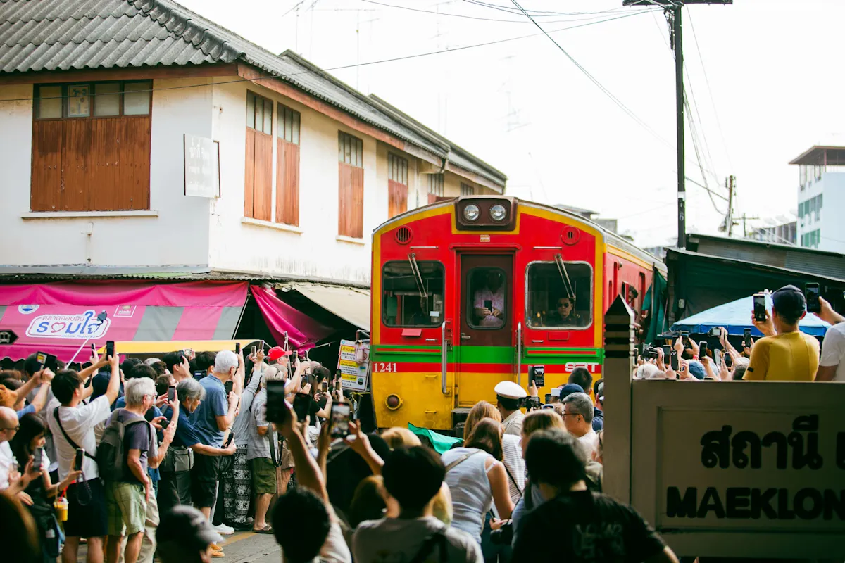 Damnoen Saduak Floating & Maeklong Railway Markets Tour