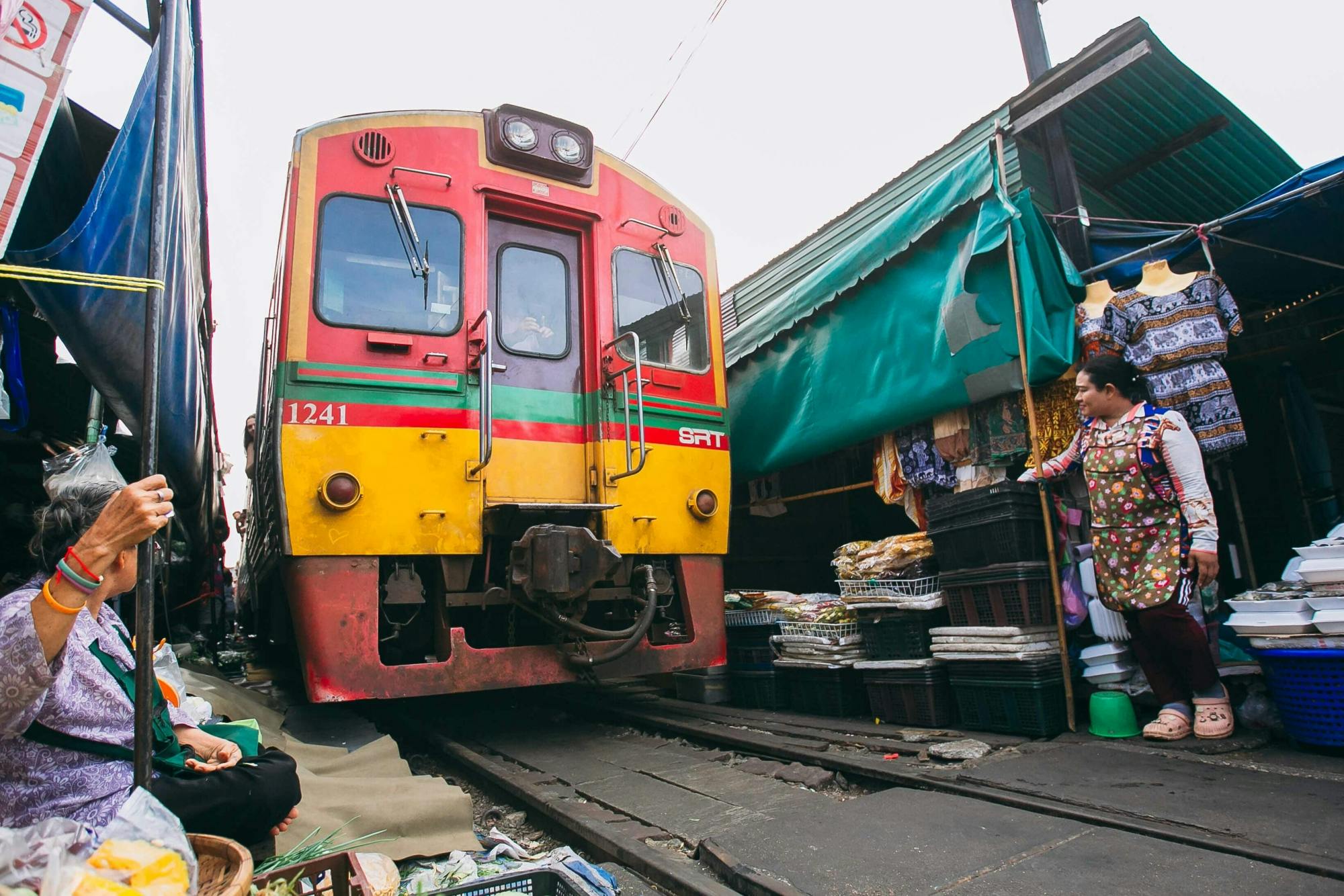 Damnoen Saduak Floating & Maeklong Railway Markets Tour