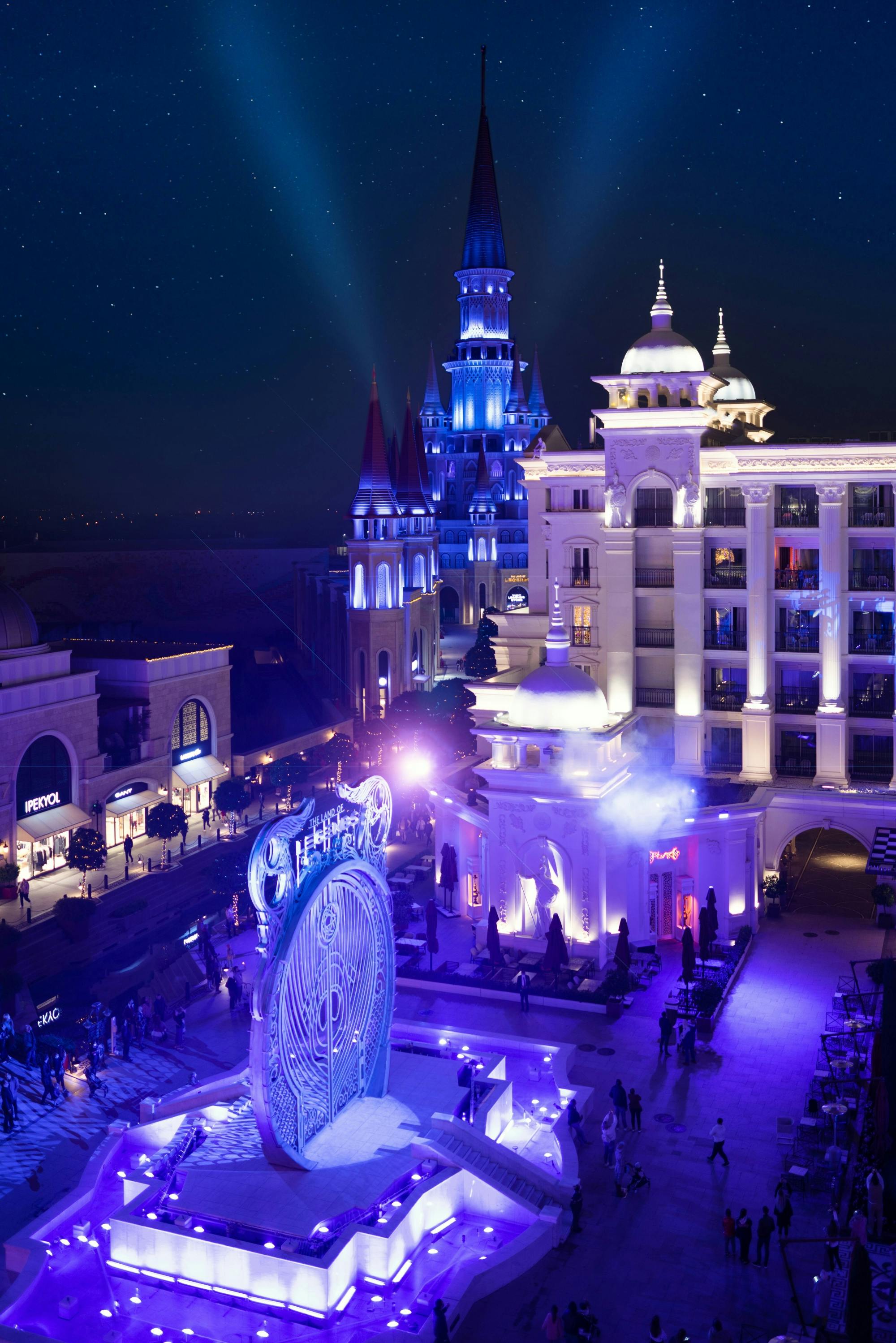 Land of Legends Shopping Avenue Shuttle am Abend