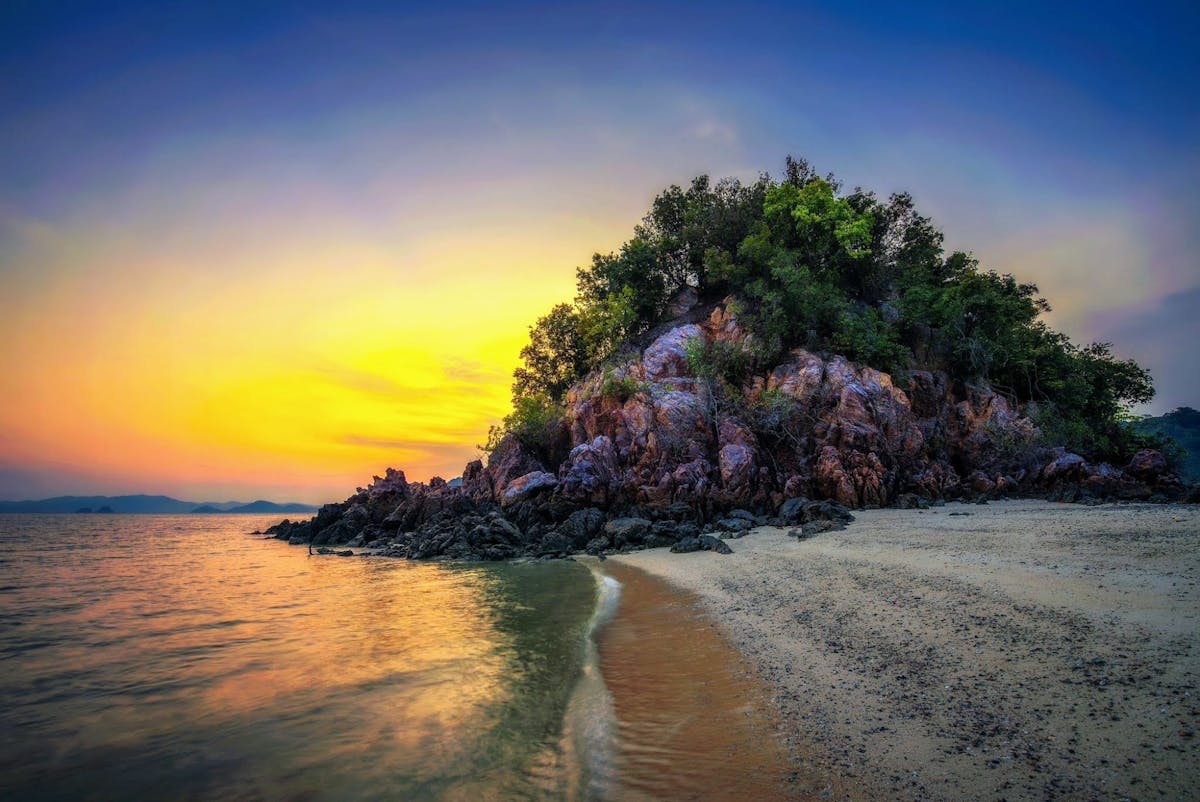 Krabi Lagoon boottocht met BBQ op het strand en zwemmen in de bioluminescentie