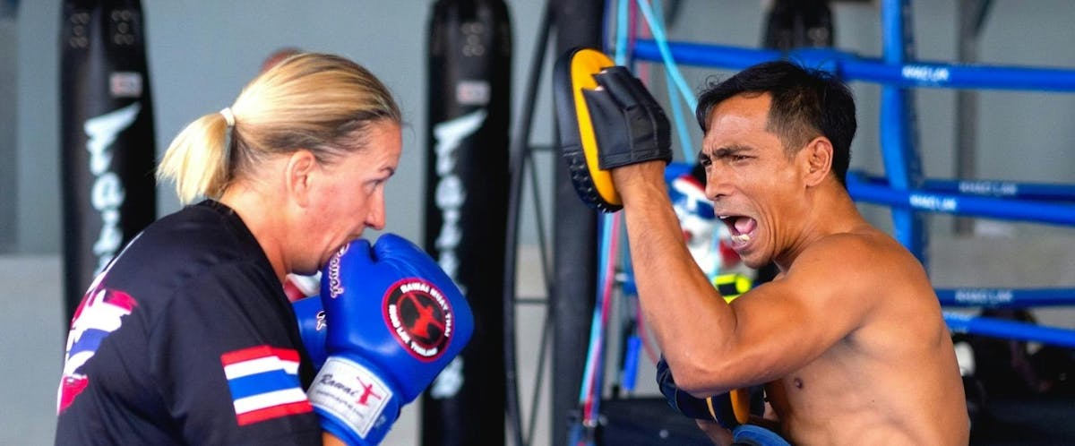 Muay Thai groepsles voor beginners in Khao Lak
