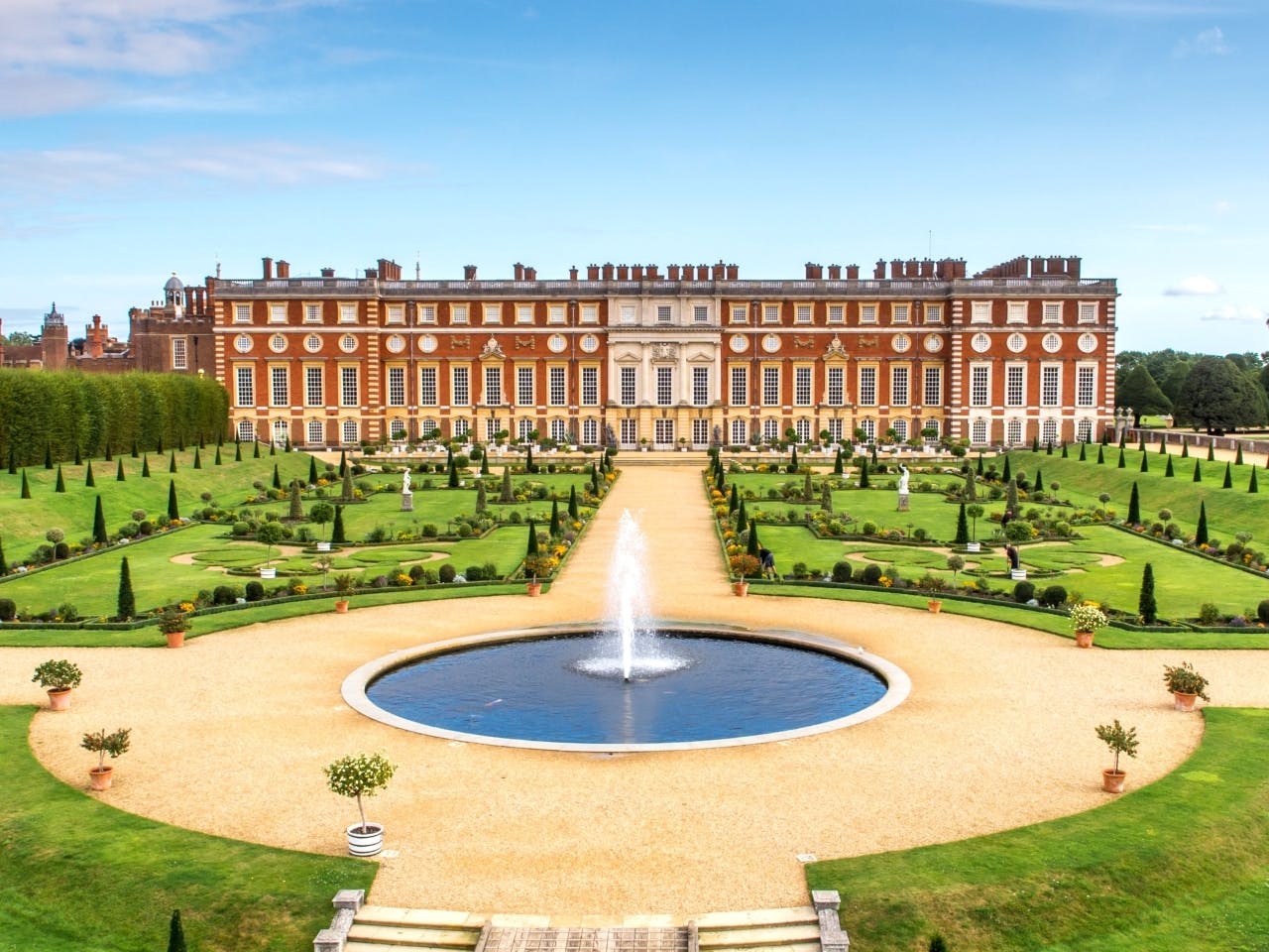 Half-day tour to Hampton Court Palace from London with tickets