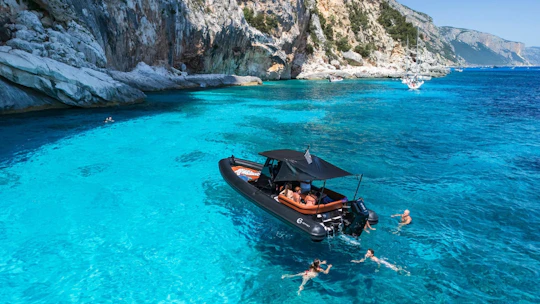 Dinghy tour between Cala Goloritzè and Cala Mariolu from Orosei