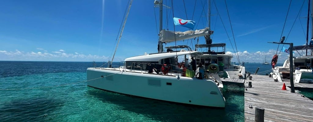 Crociera per famiglie a Isla Mujeres con snorkeling e pranzo con tour condiviso in golf cart