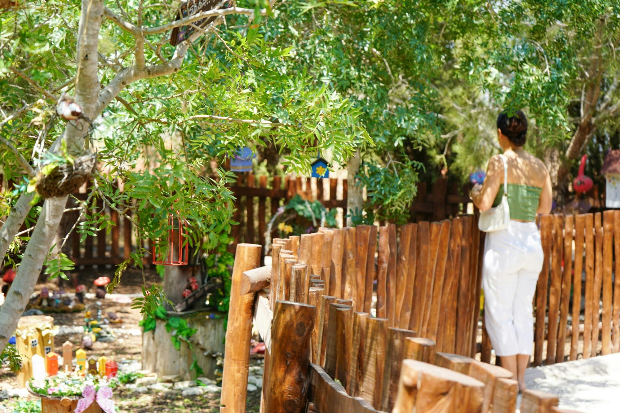 Botanical park visit for families with soap-making class