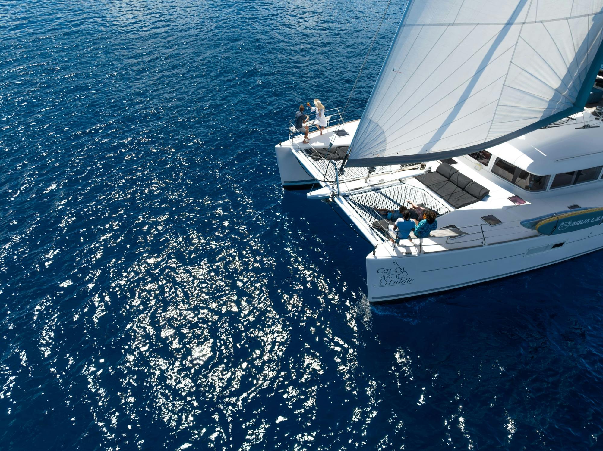 Luxe catamaran cruise bij zonsondergang