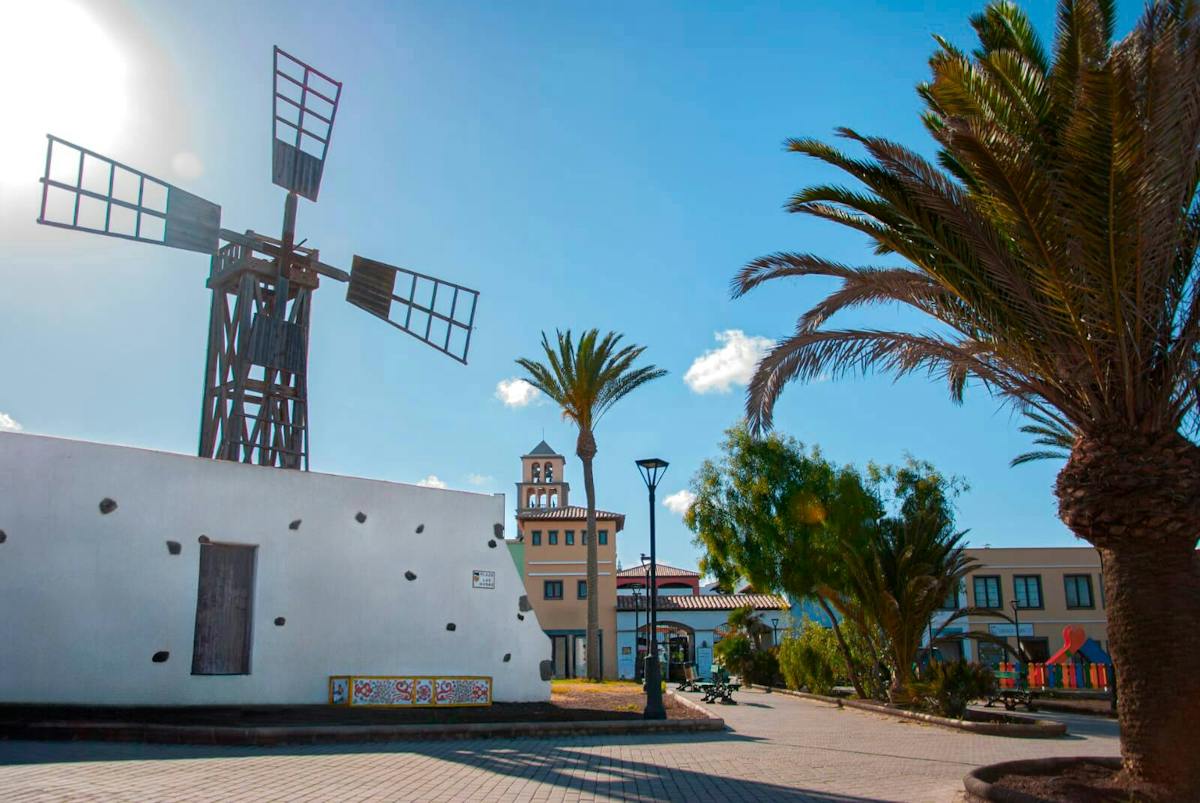 Guided walking tour of Corralejo with local tasting sessions
