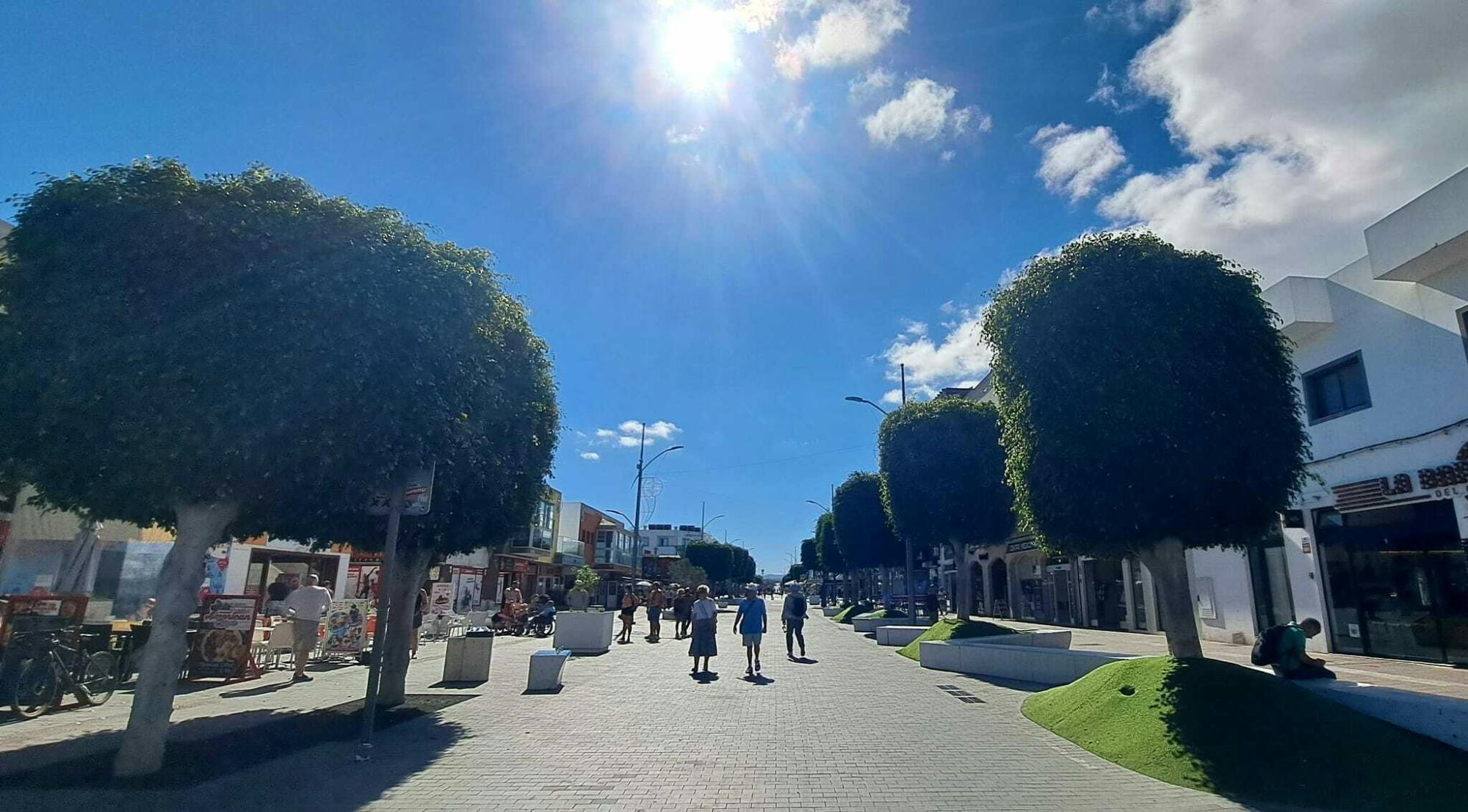 Guided walking tour of Corralejo with local tasting sessions