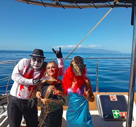 Croisière en catamaran pour Halloween à Tenerife