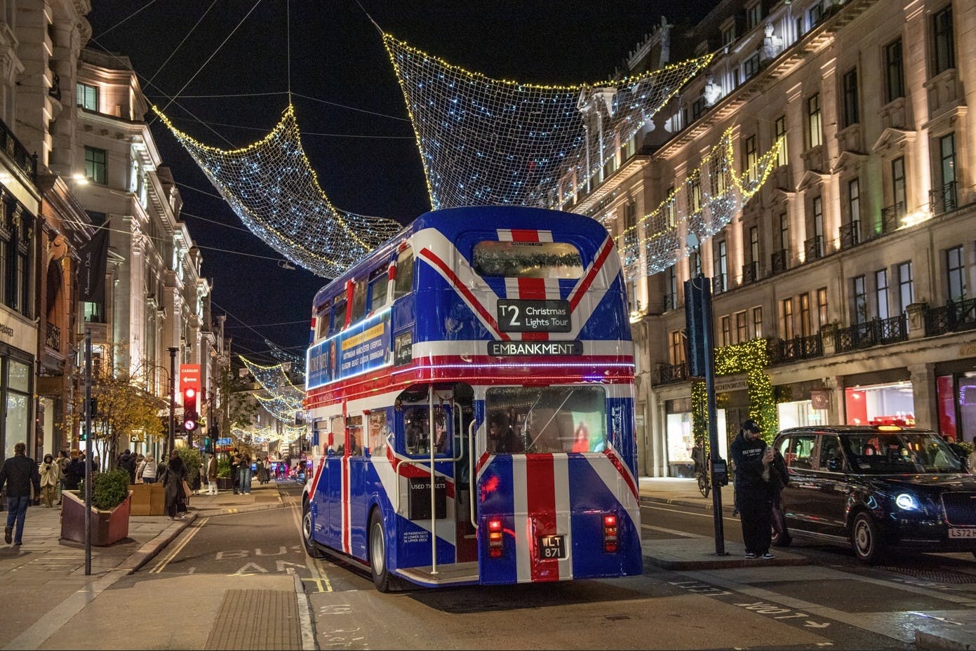 London Christmas bus tour with afternoon tea and snacks