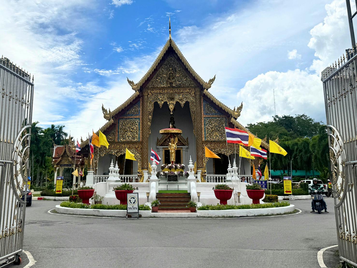 Half-day Chiang Mai temples and cafés tour by van charter with driver
