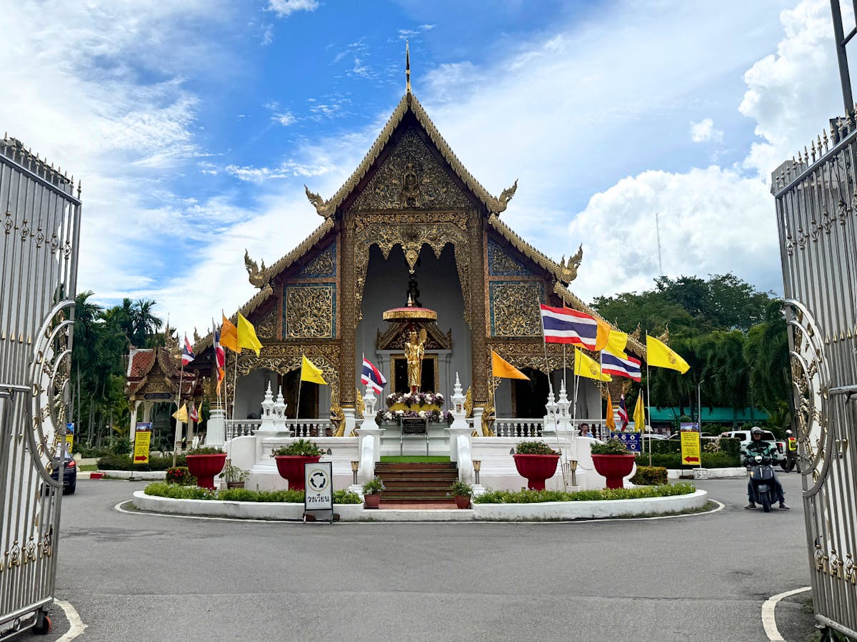Halve dag Chiang Mai tempels en cafés tour per busje met chauffeur