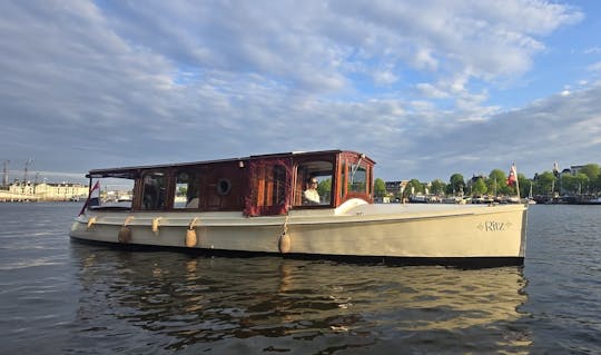 1.5-hour private guided boat tour with welcome drink