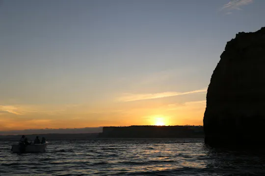 Passeio de barco ao nascer do sol à Gruta de Benagil a partir de Lagos