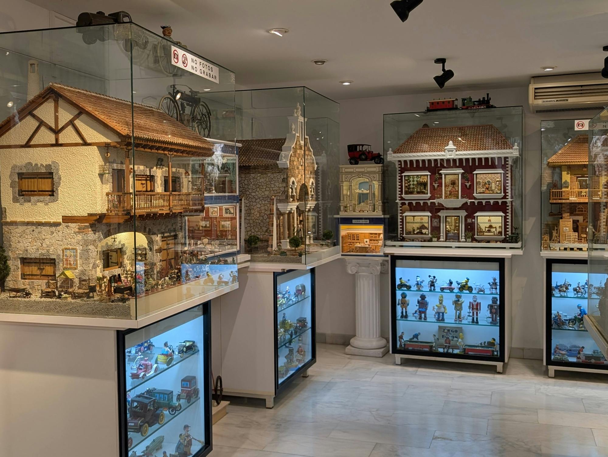 Half-day Guadalest walking tour and Antonio Marco museum ticket