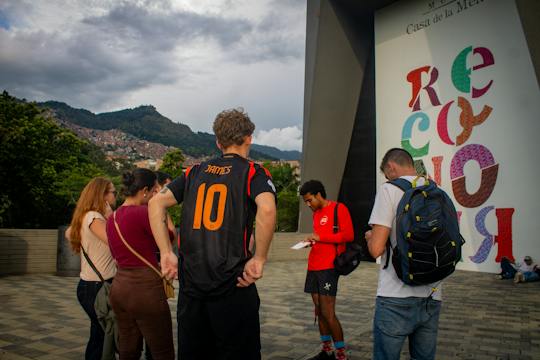 El  Poblado guided tour from Provenza to Manila District