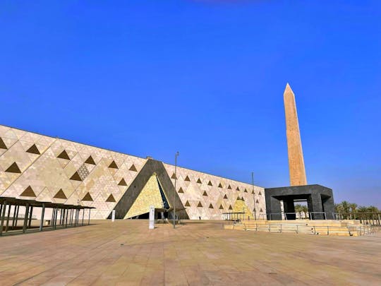 Il Nuovo Grande Museo e le Piramidi di Giza con voli da Luxor