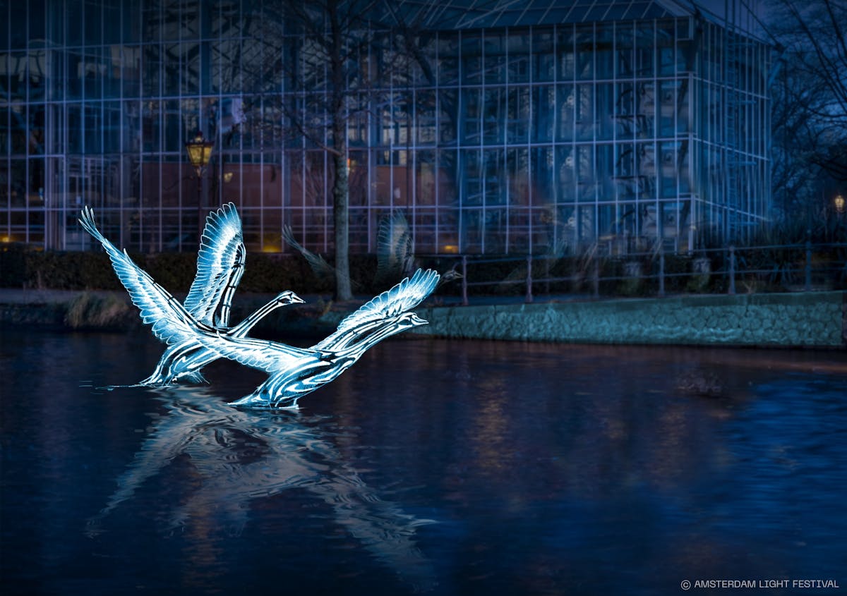 Bootsfahrt im offenen Boot des Amsterdam Light Festival mit Audioguide