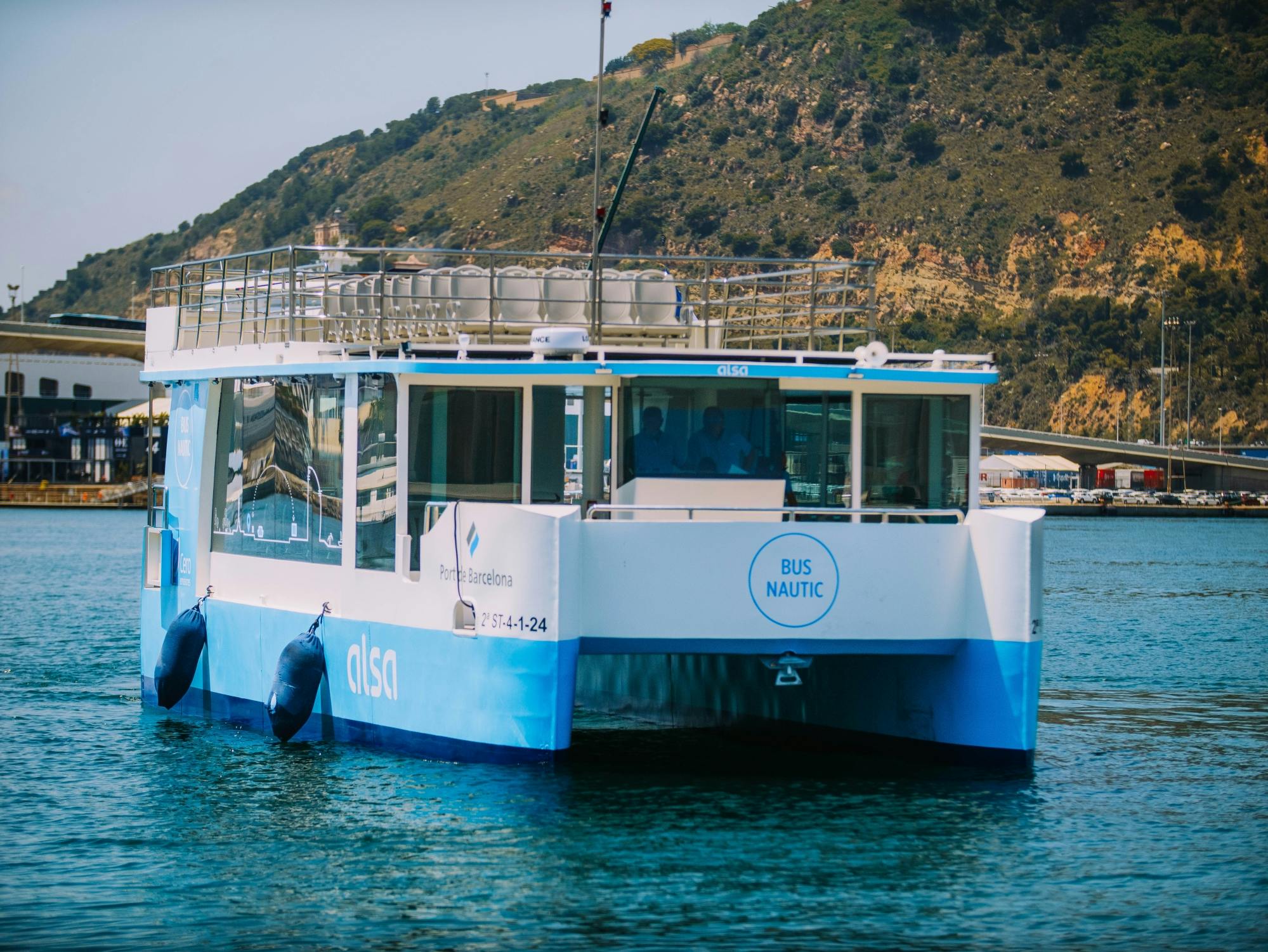 Bus Nàutic boat ride in Barcelona with tapas tasting