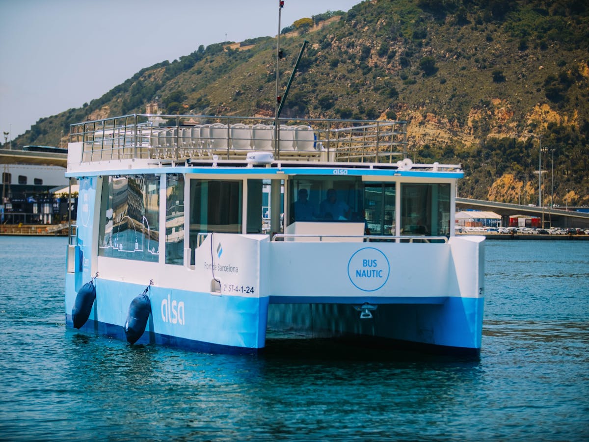 Giro in barca con bus Nàutic a Barcellona con degustazione di tapas