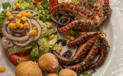 Evening wine-tasting and Lagomar Museum tour in Lanzarote