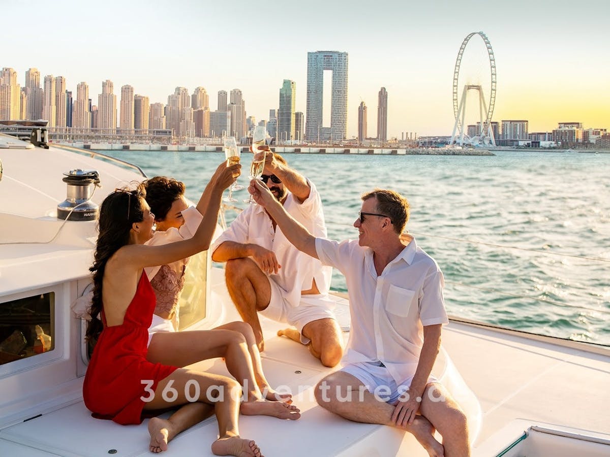 Luxe jachtcruise bij zonsondergang met hapjes en drankjes