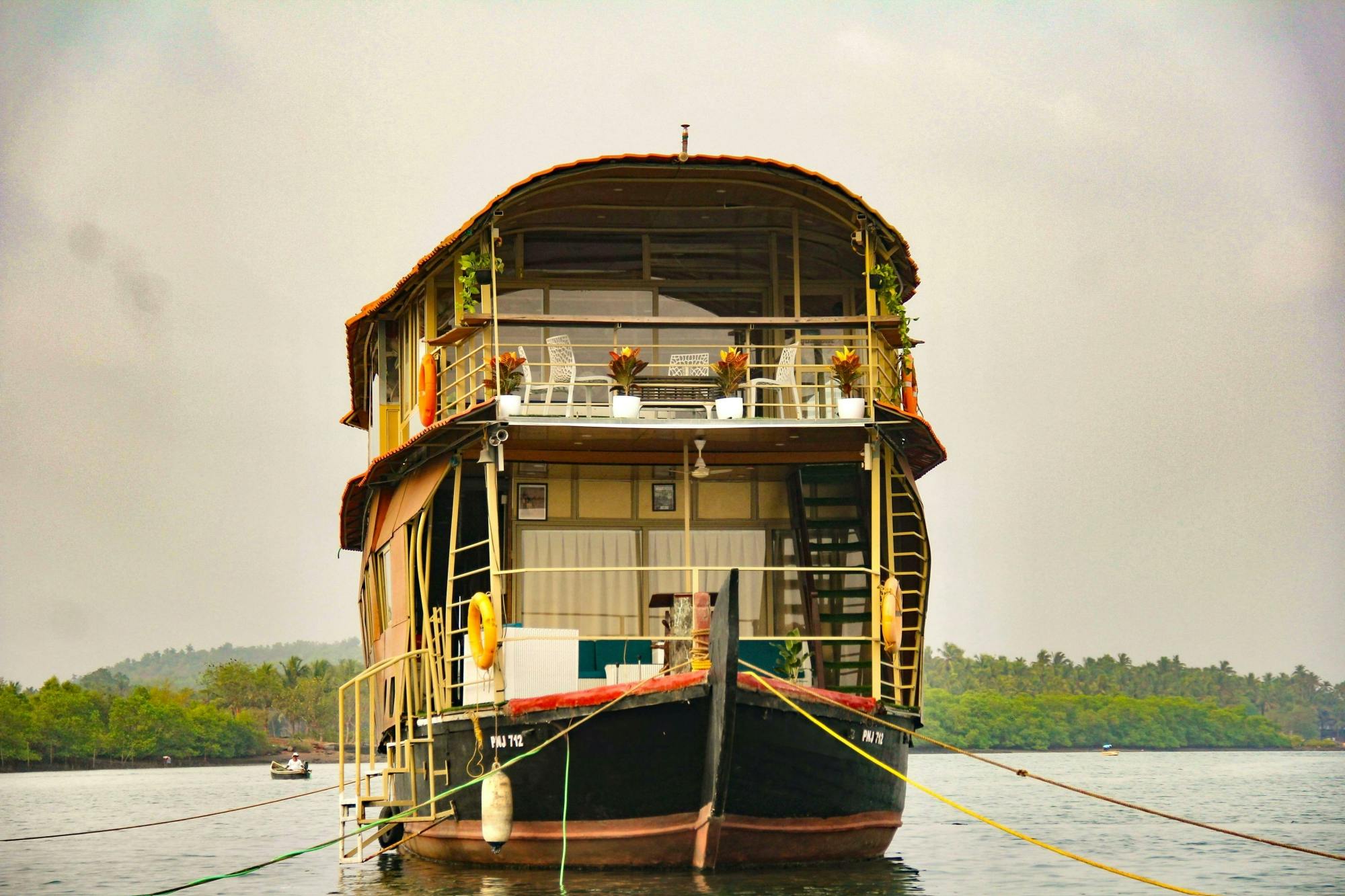 Crucero nocturno en casa flotante por los remansos del río Chapora en Goa