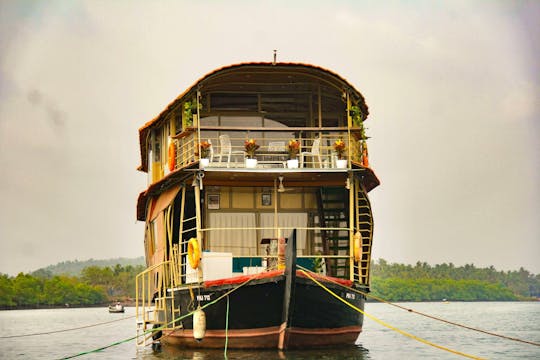 Crucero nocturno en casa flotante por los remansos del río Chapora en Goa