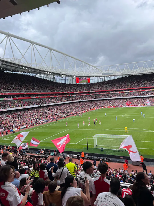 Jogo de futebol do Arsenal FC com hospitalidade no dia do jogo no Emirates Stadium
