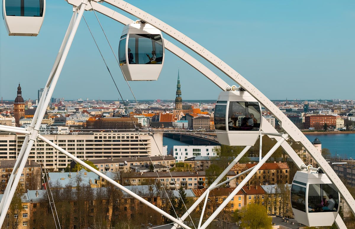 Ruota panoramica di Riga Rise con galleria d'arte digitale