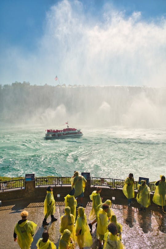 Guided tour of Niagara Falls with boat ride and maple tasting