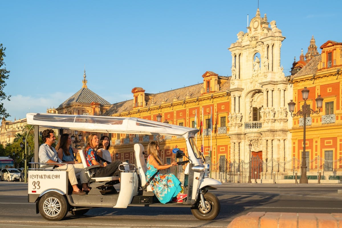 1 uur durende express tour door Sevilla in een elektrische privé tuk-tuk