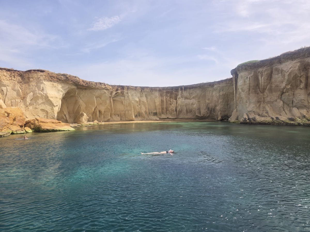 2,5 uur durende boottocht naar de zeegrotten vanaf Ortigia en Pillirina