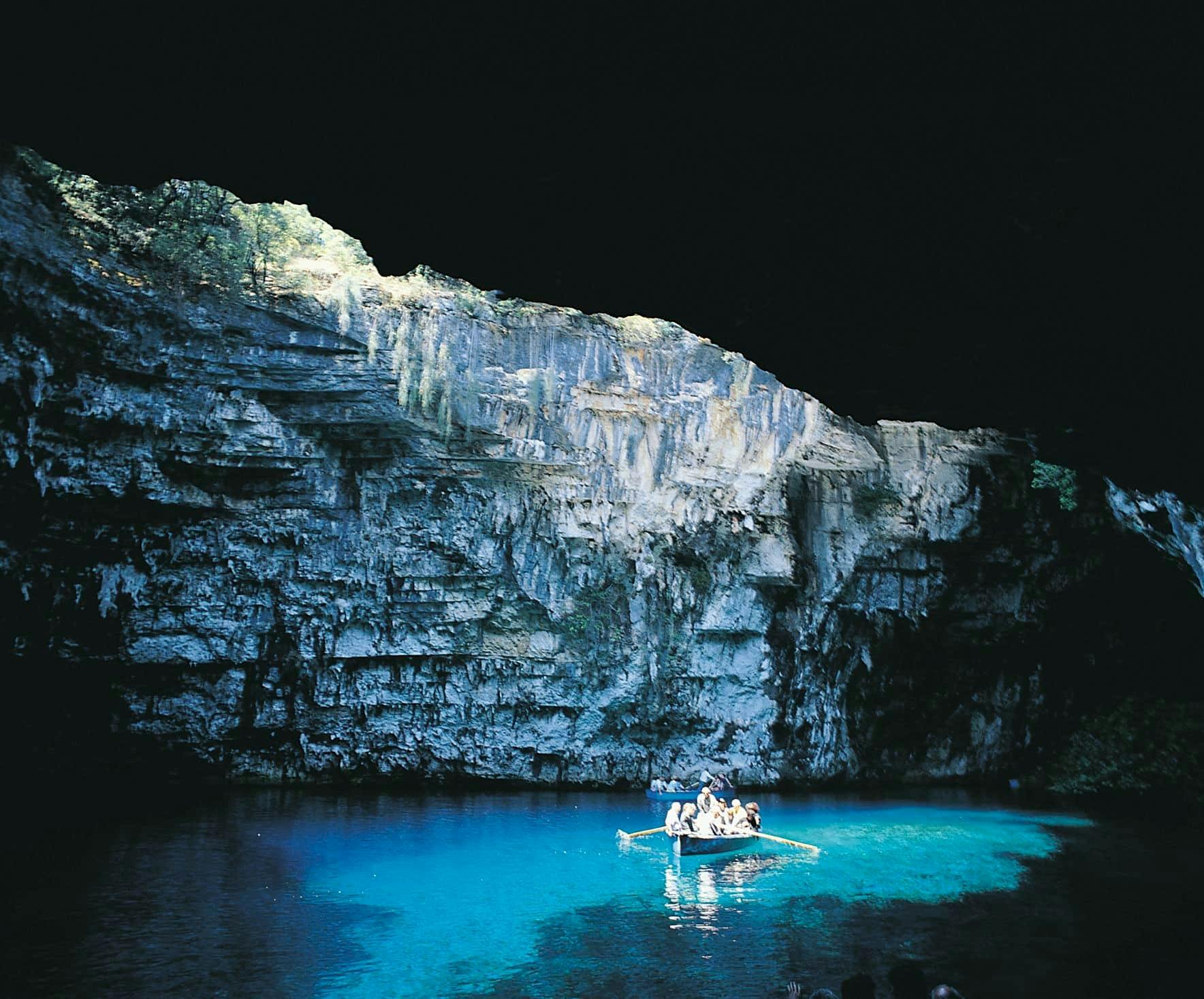 Discover Kefalonia tour with Lake Melissani and Fiskardo