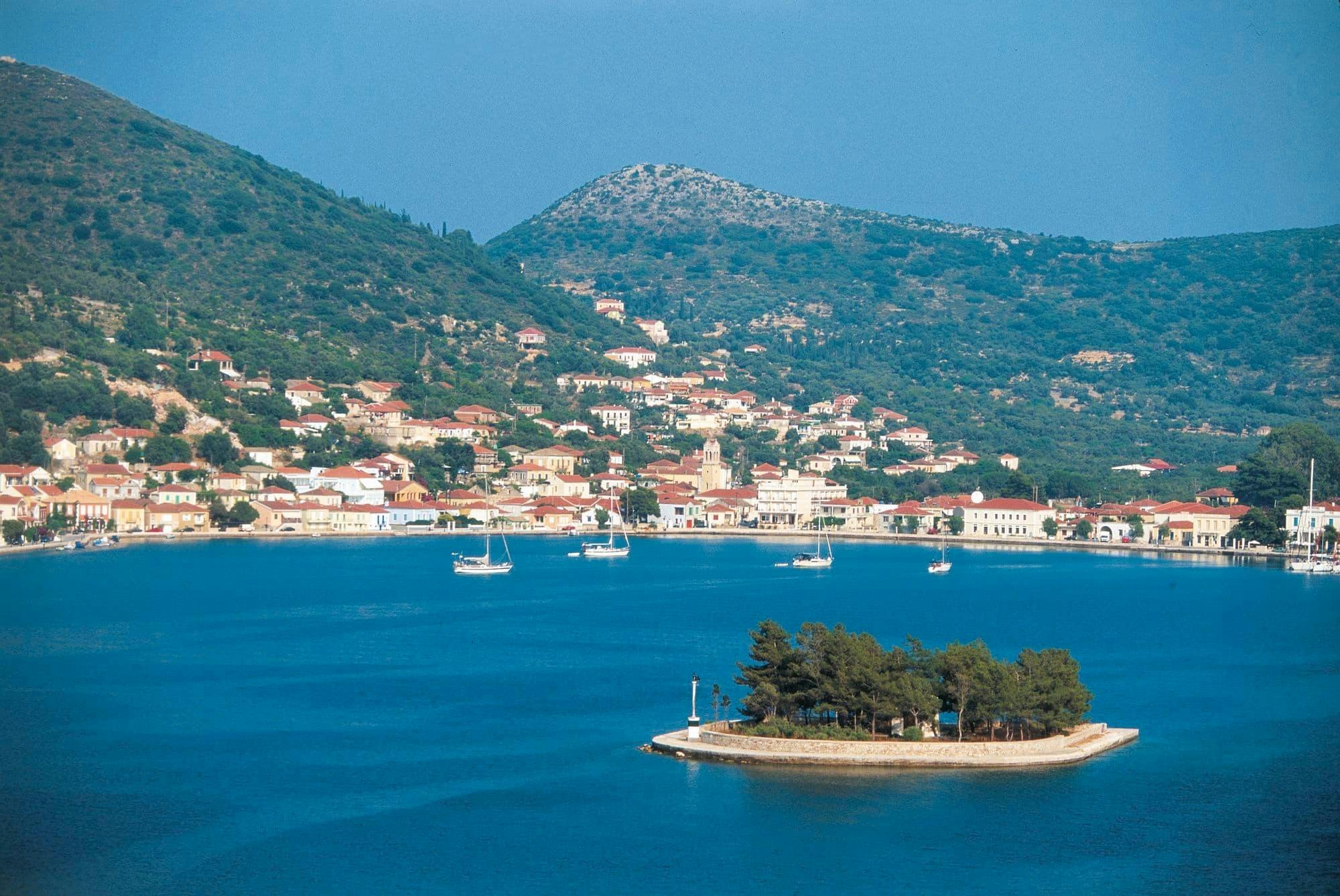 Ithaca island tour with traditional villages and boat trip