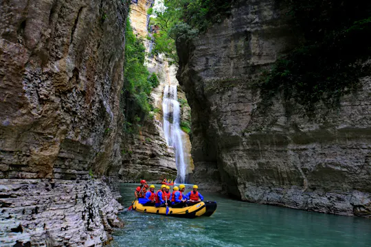 Canyon-Ausflug und Rafting auf dem Osum-Fluss