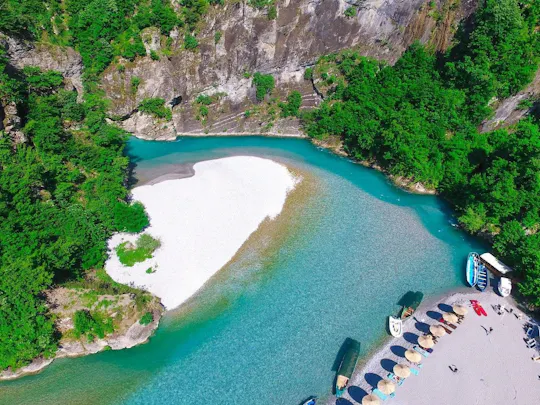 Gita di un giorno al lago di Koman e al fiume Shalë nelle Alpi albanesi