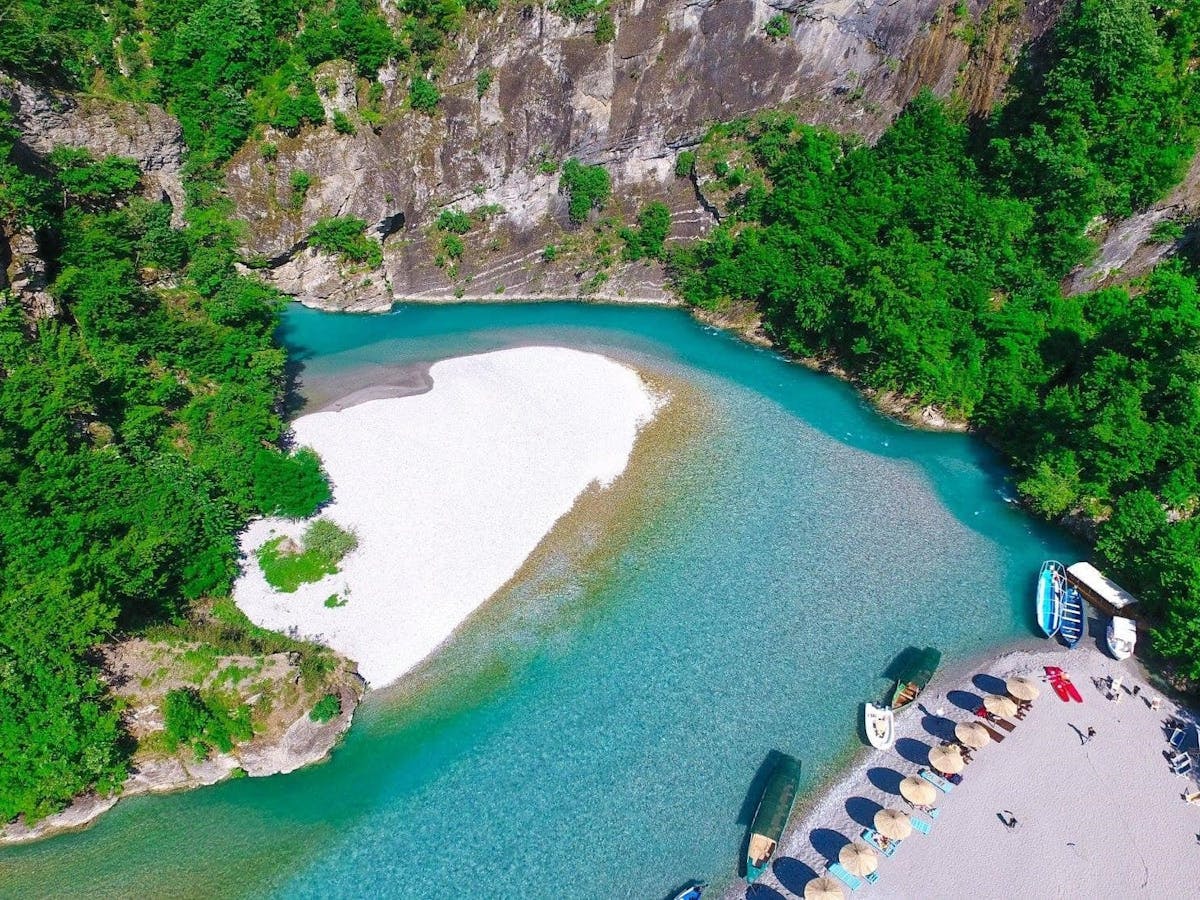 Dagtocht naar het Koman meer en de Shalë rivier in de Albanese Alpen