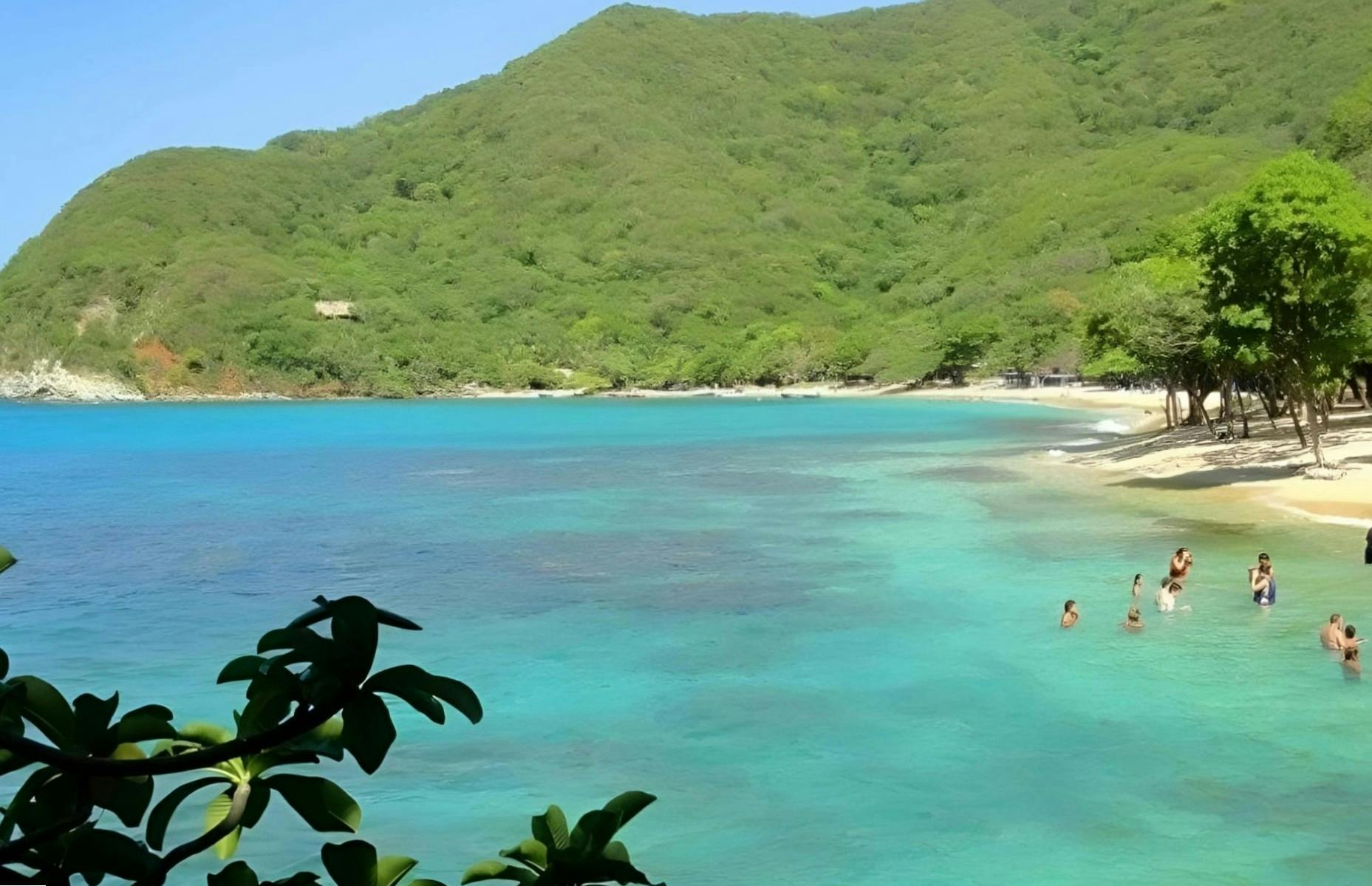 Full-day Tayrona, 7 Olas, Neguanje and Playa Cristal guided tour