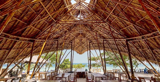 Całodniowa wycieczka łodzią motorową po plaży Banana Beach z lunchem