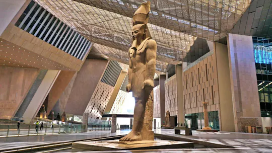 Il Nuovo Museo e le Piramidi di Giza con pranzo da Matrouh e Alamain