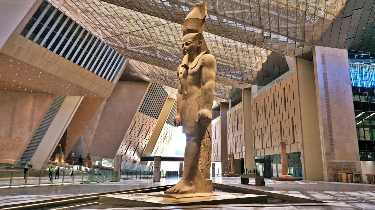 Il Nuovo Museo e le Piramidi di Giza con pranzo da Matrouh e Alamain