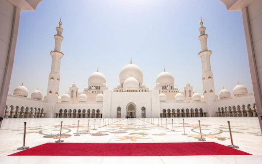 Abu Dhabi tour including Louvre Abu Dhabi and pick-up