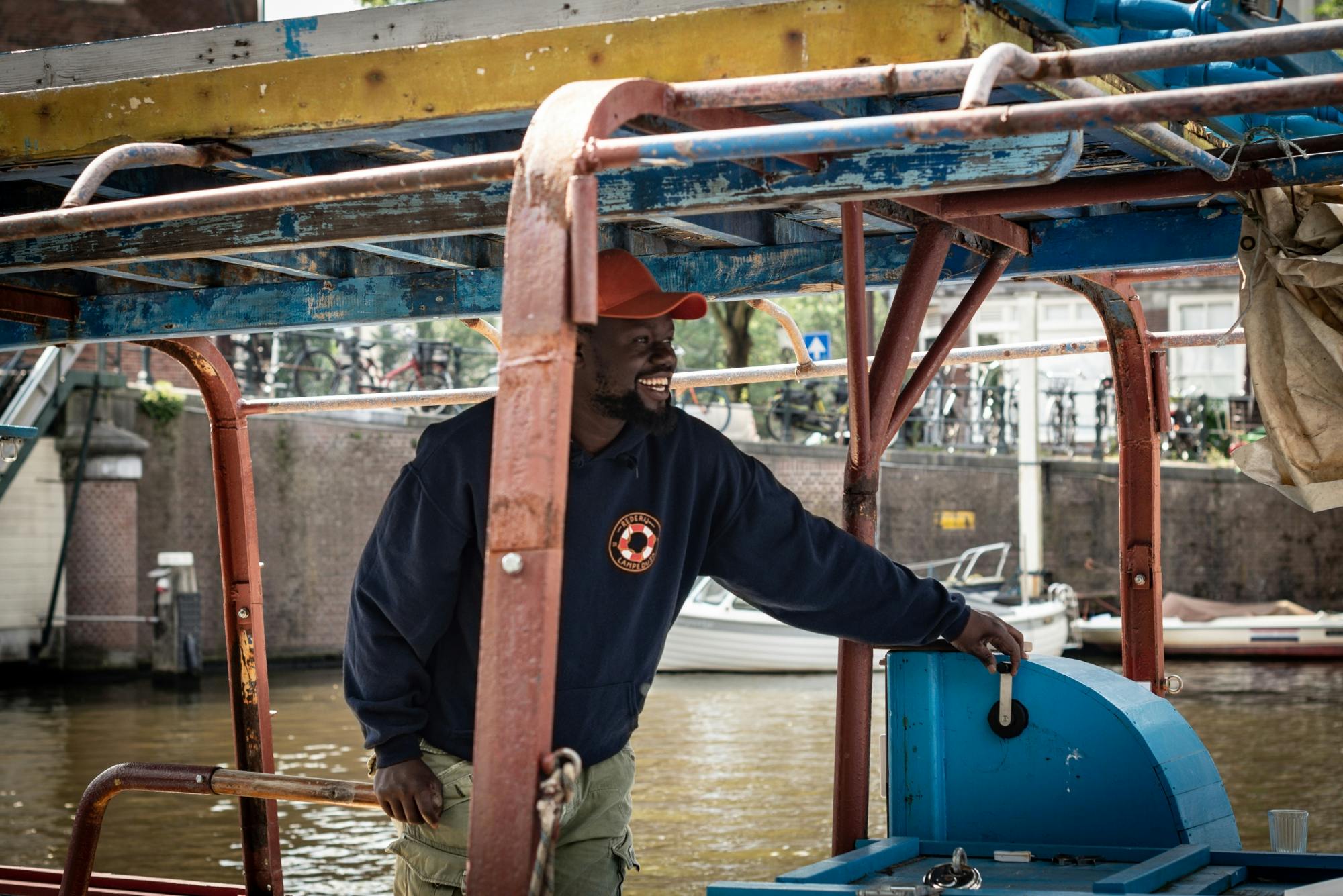 Passeio pelo canal num barco de madeira para refugiados