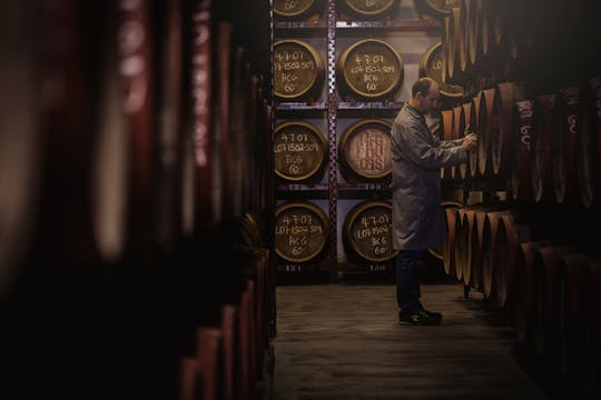 Finca Los Olivos i wycieczka do destylarni rumu z lunchem w restauracji w jaskini