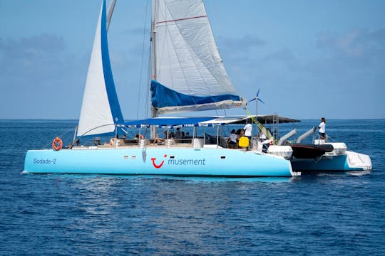Crucero en catamarán con almuerzo en restaurante de playa
