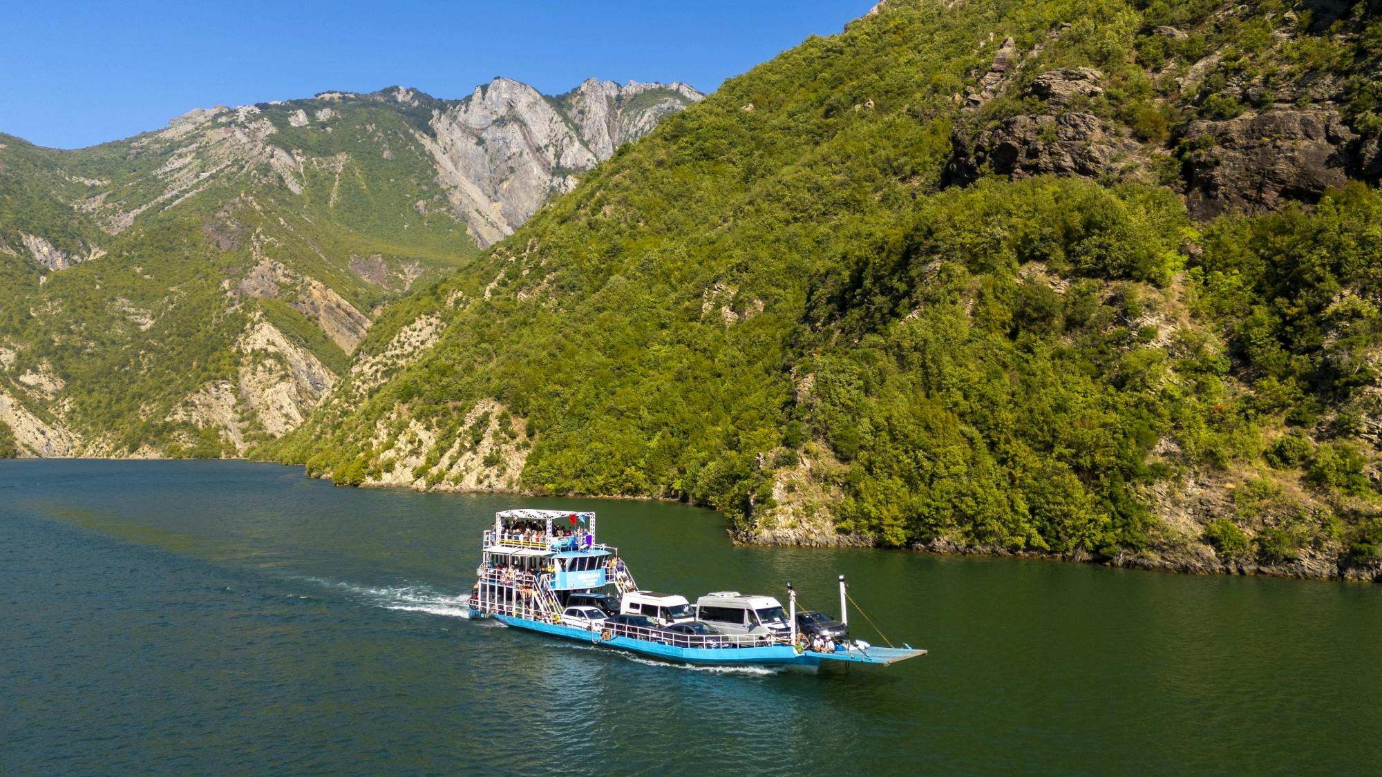 Passeio guiado de um dia no lago Koman com passeio de barco e caiaque